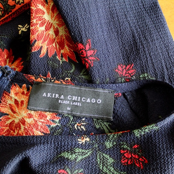 Akira Cropped Floral Blouse with Bell-sleeves - Picture 3 of 3